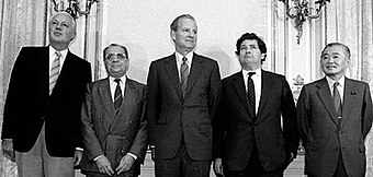 일본의 잃어버린 30년 : 버블 경제 1980년대 일본 심층 탐구 3 왼쪽부터 서독의 게르하르트 스톨텐베르크 , 프랑스의 피에르 베레고부아 , 미국의 제임스 A. 베이커 3세 , 영국의 나이젤 로슨 , 일본의 다케시타 노보루입니다 .
